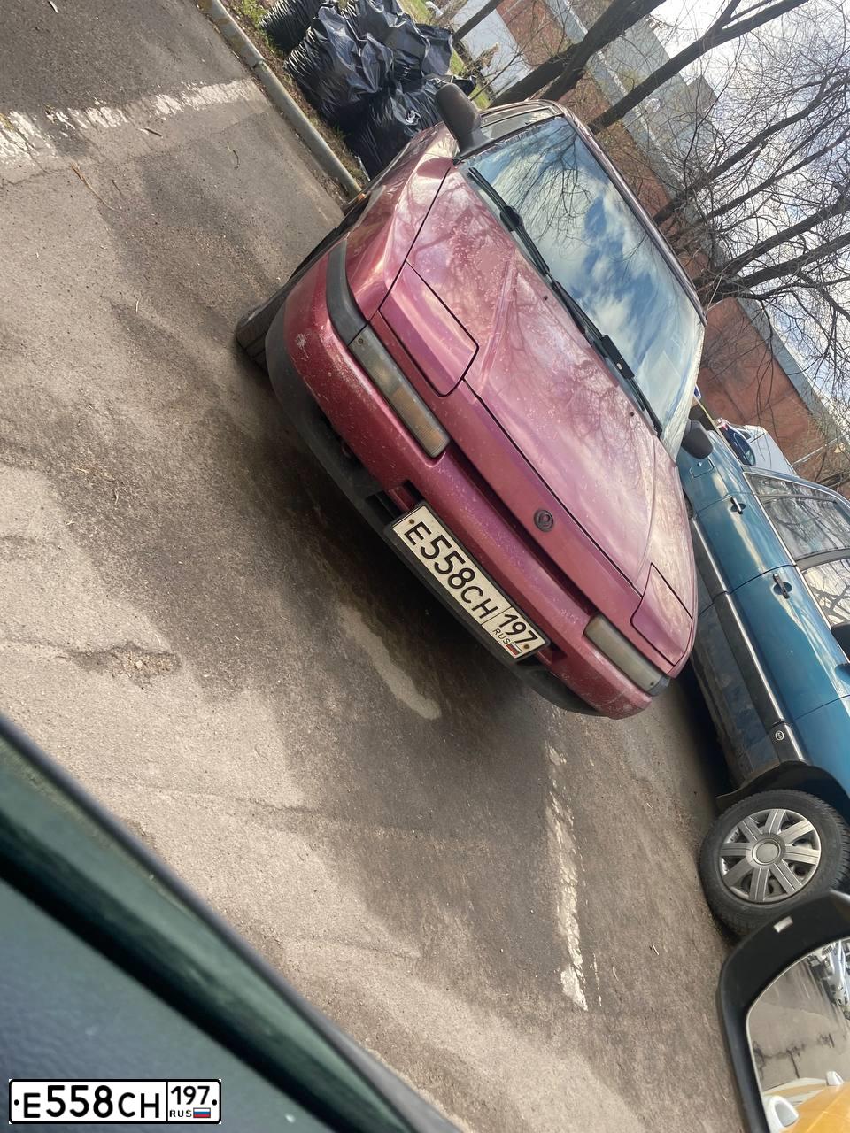 Фото автомобиля MAZDA 323, 1993 — госномер Е558СН197. Цвет: ВИШНЕВЫЙ