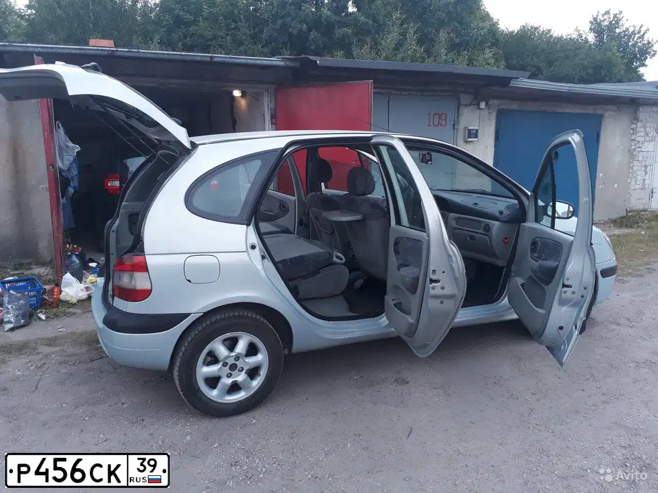 Фото автомобиля RENAULT MEGANE /GRAND/ SCENIC, 2000 — госномер Р456СК39. Цвет: Серебристый