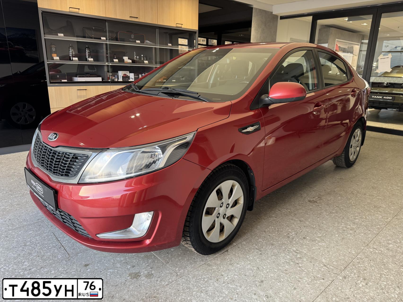 Фото автомобиля KIA RIO, 2014 — госномер Т485УН76. Цвет: КРАСНЫЙ