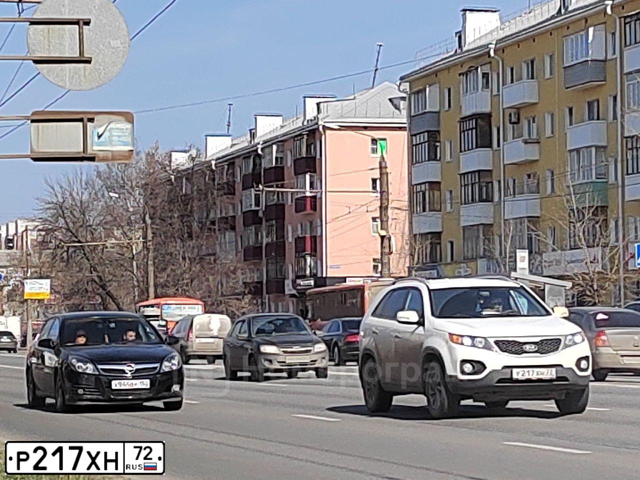 Фото автомобиля FREIGHTLINER COLUMBIA, 2003 — госномер О001НР150. Цвет: Красный