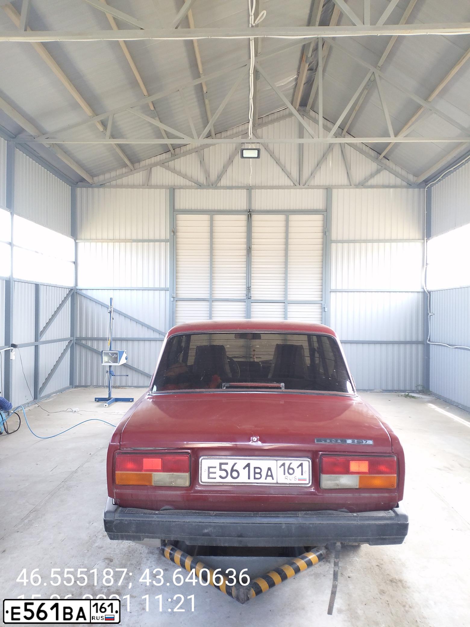Фото автомобиля LADA 2107, 1990 — госномер Е561ВА161. Цвет: КРАСНЫЙ