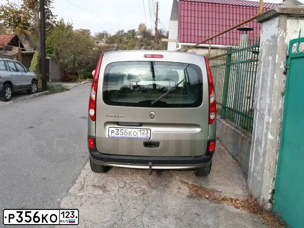 Фото автомобиля RENAULT KANGOO, 2009 — госномер Р356КО123. Цвет: Коричневый