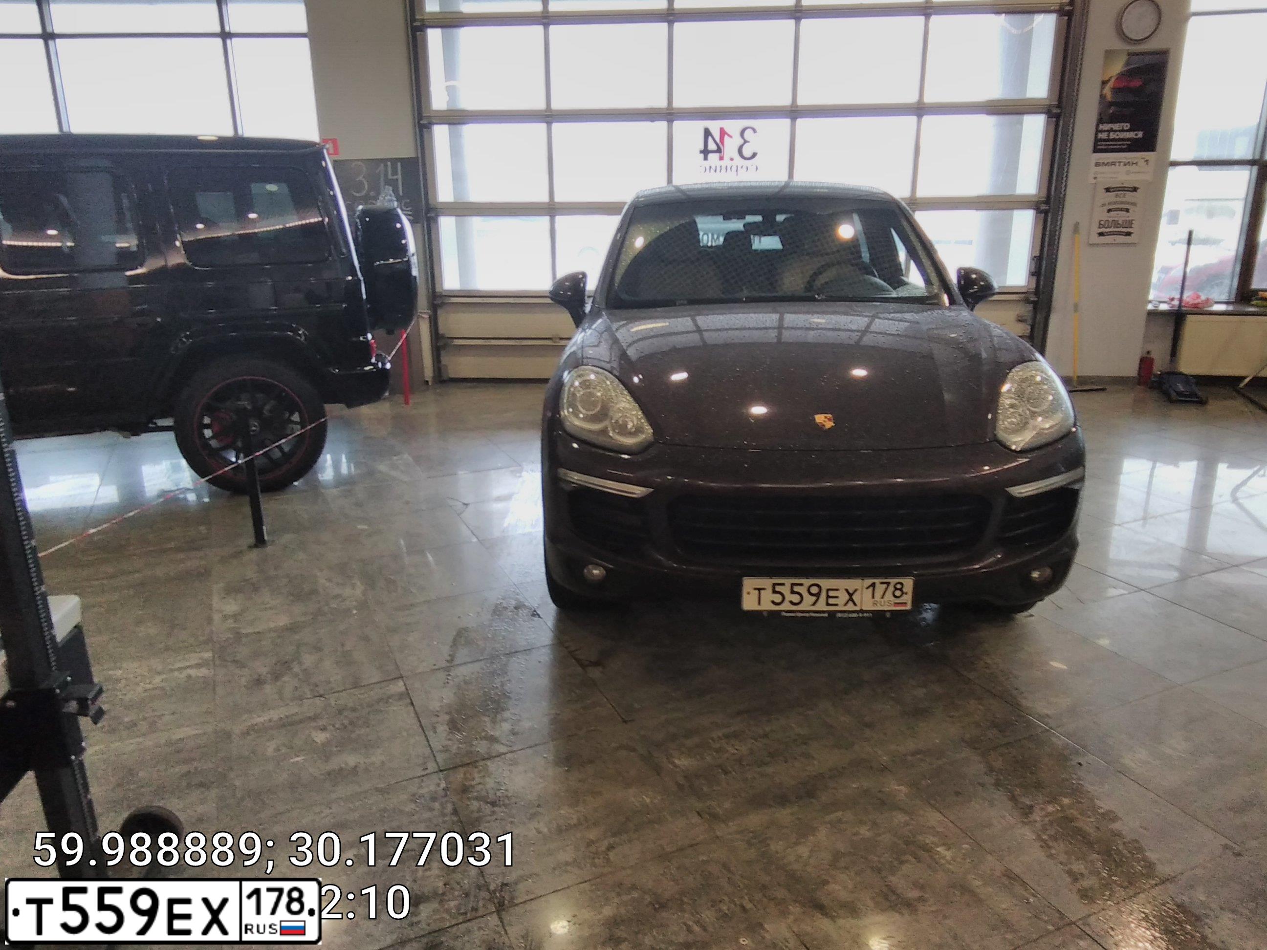 Фото автомобиля PORSCHE CAYENNE, 2015 — госномер Т559ЕХ178. Цвет: КОРИЧНЕВЫЙ