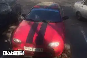 Фото автомобиля MAZDA 323, 1996 — госномер Н877ТТ31. Цвет: Красный