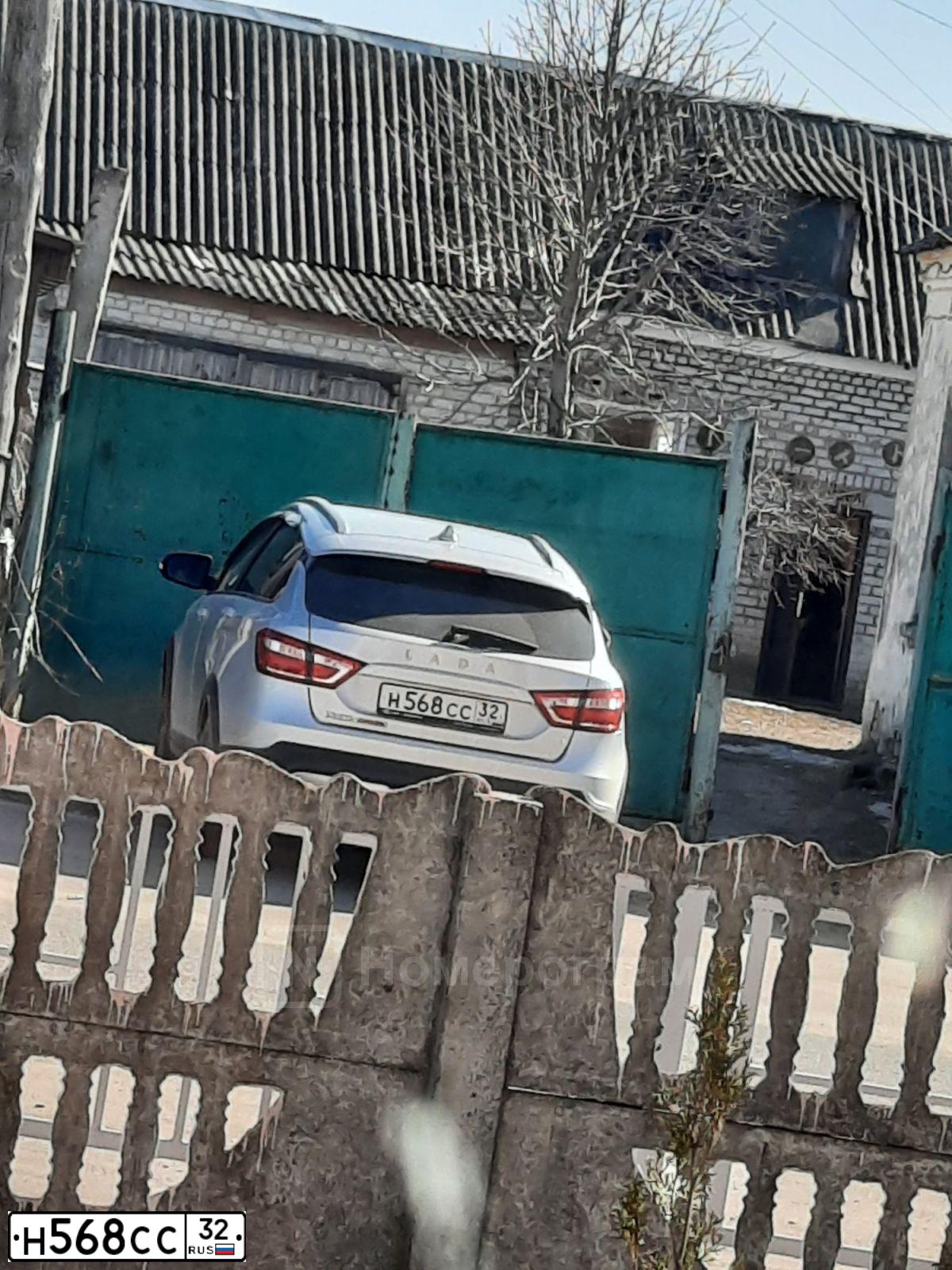 Фото автомобиля LADA VESTA, 2020 — госномер Н568СС32. Цвет: СЕРЫЙ