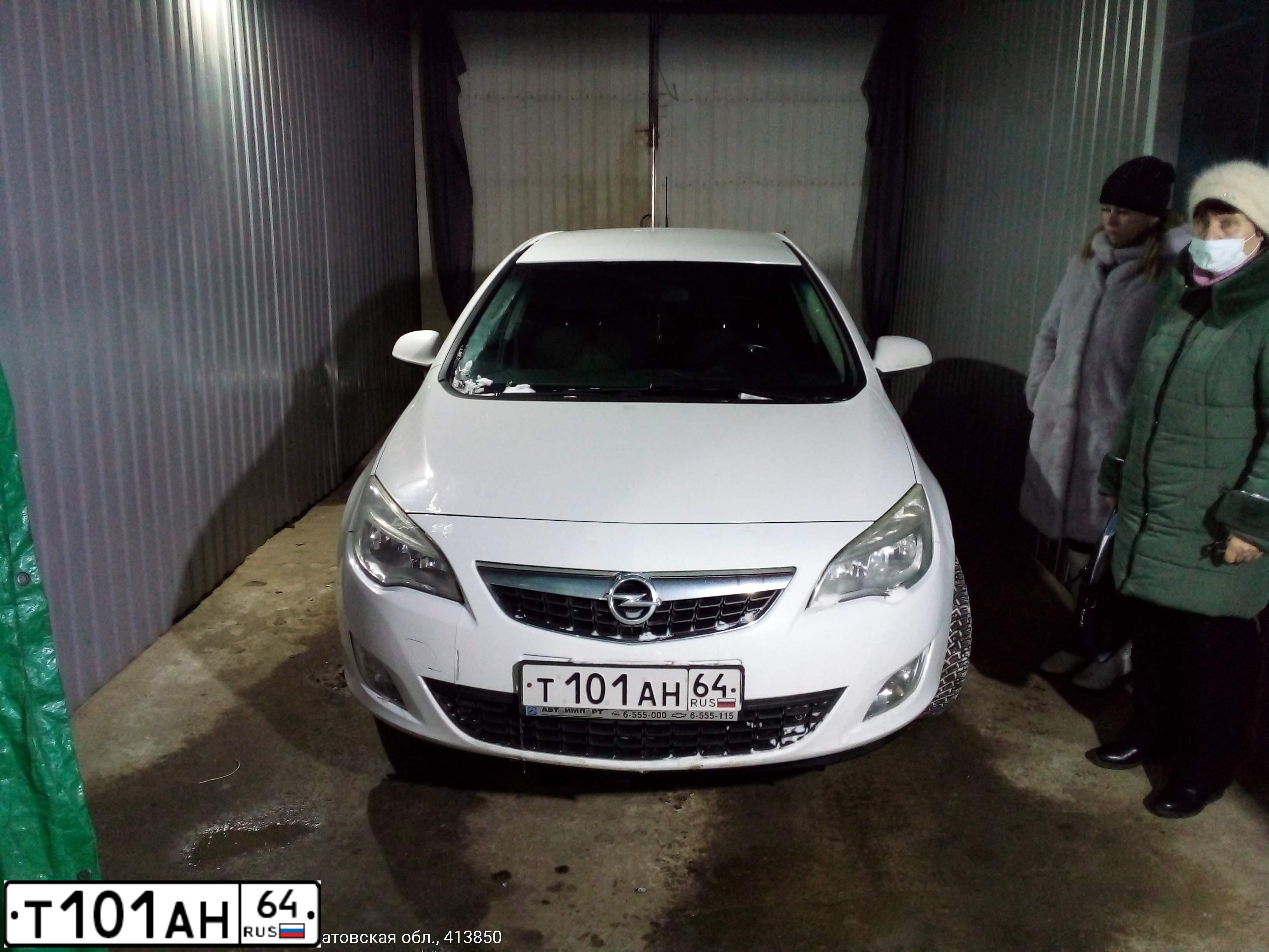 Фото автомобиля OPEL ASTRA, 2012 — госномер Т101АН64. Цвет: Белый