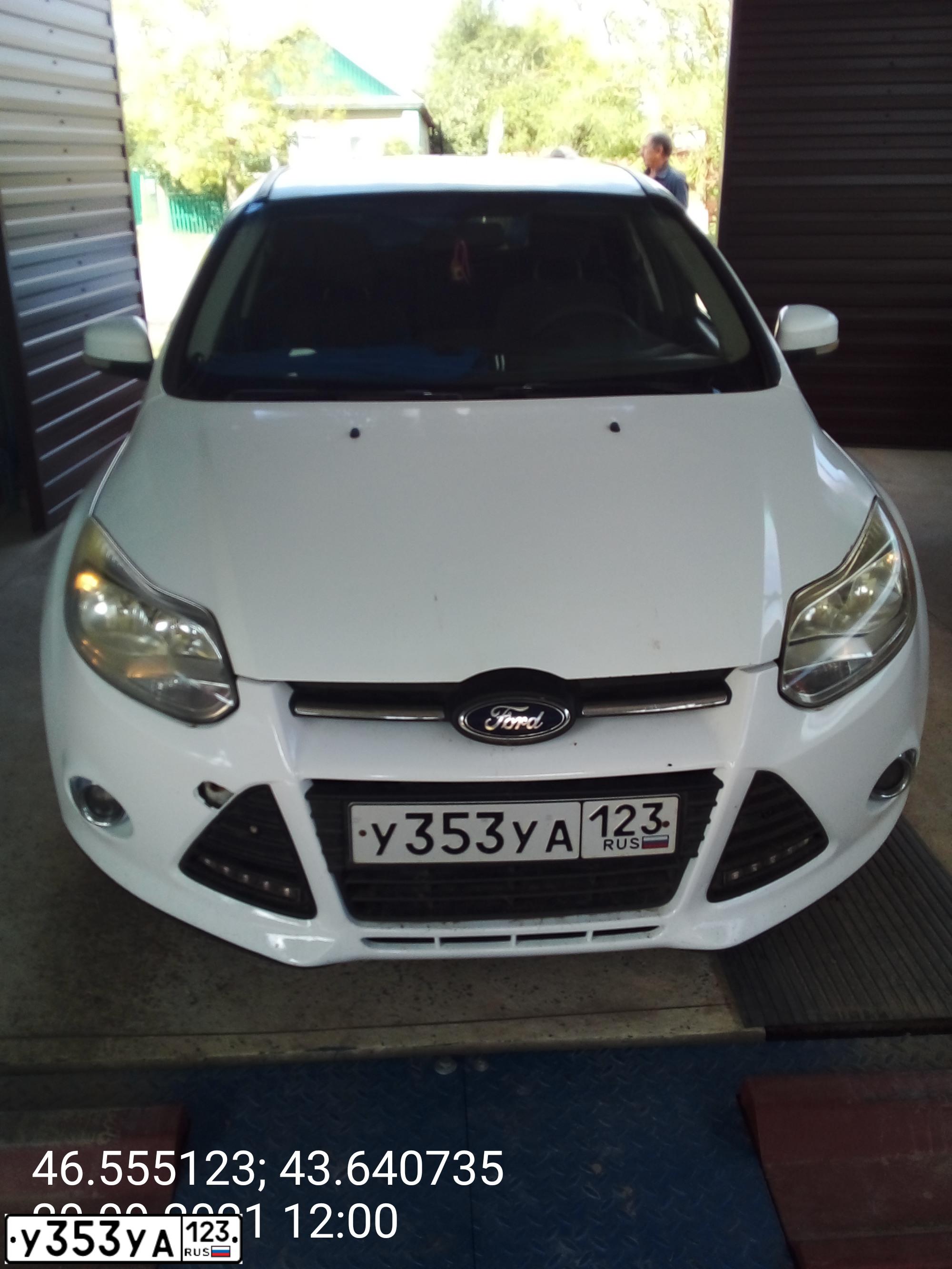 Фото автомобиля FORD FOCUS, 2011 — госномер В454УН26. Цвет: Белый