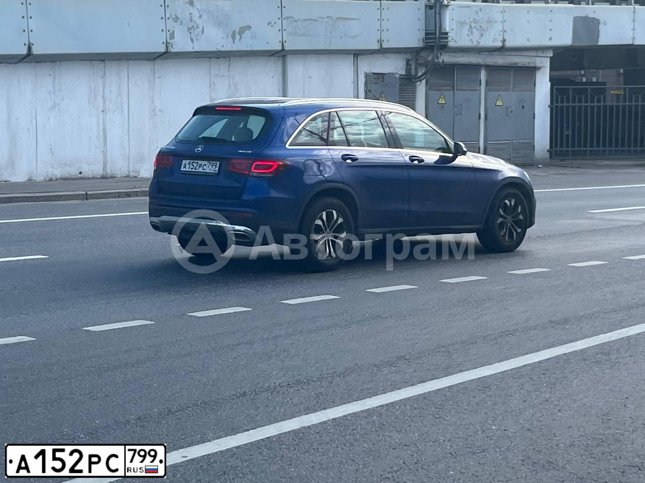Фото автомобиля MERCEDES GLC-KLASSE, 2019 — госномер А152РС799. Цвет: СИНИЙ