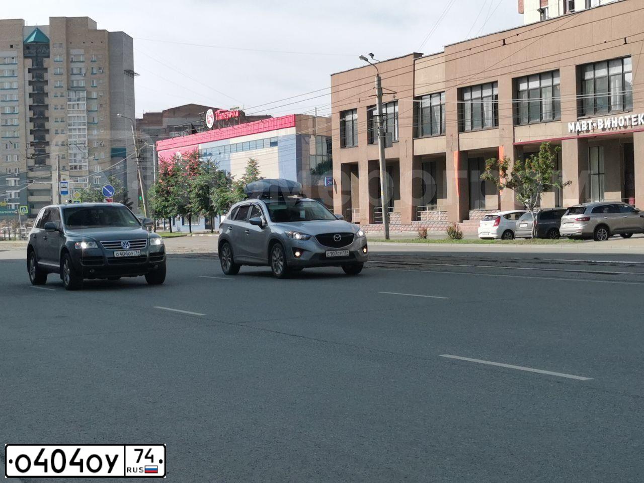 Фото автомобиля MERCEDES E-KLASSE, 1991 — госномер О404ОУ74. Цвет: Серебристый
