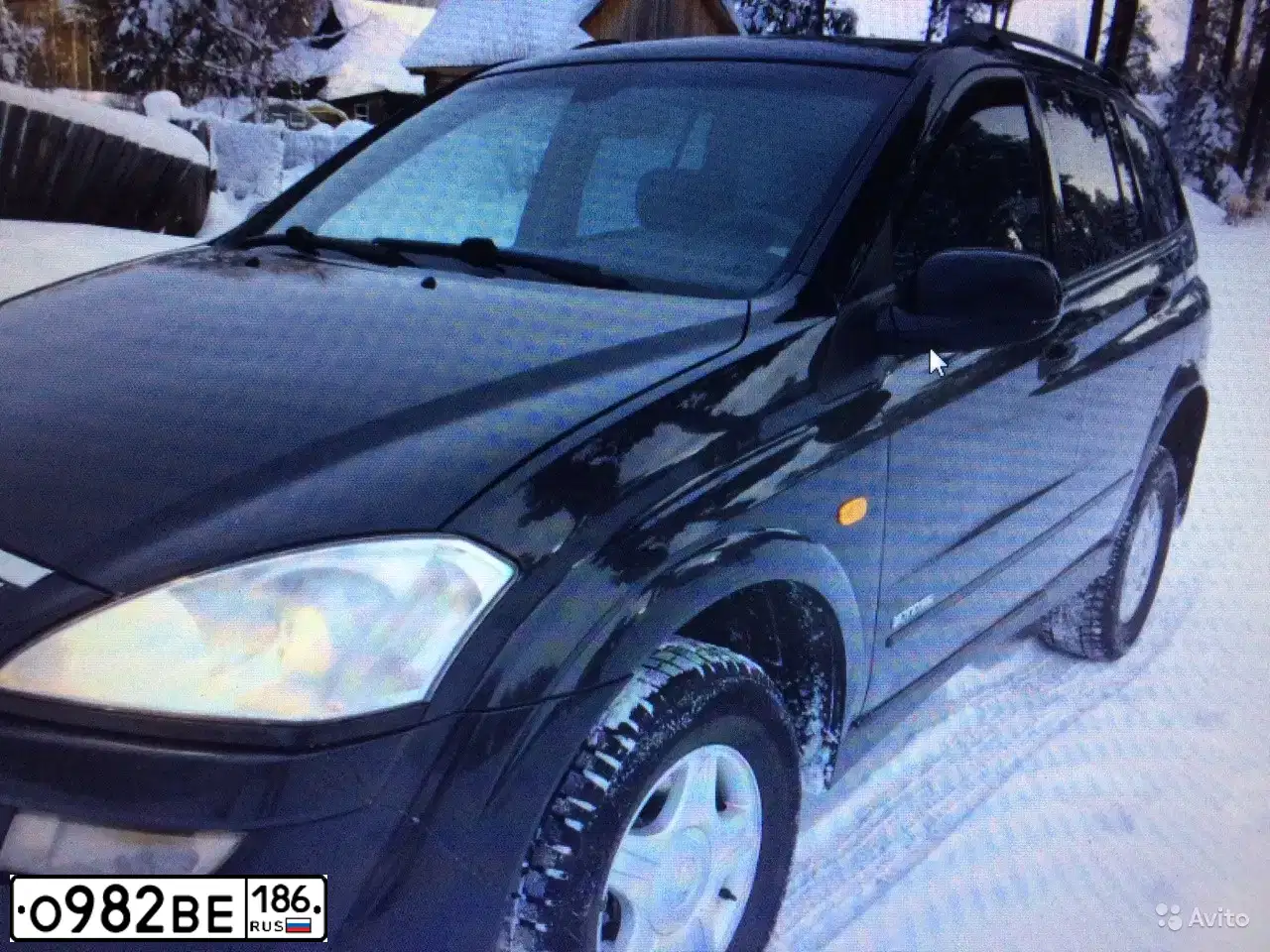 Фото автомобиля SSANGYONG KYRON, 2008 — госномер О982ВЕ186. Цвет: ЧЕРНЫЙ МЕТАЛЛИК