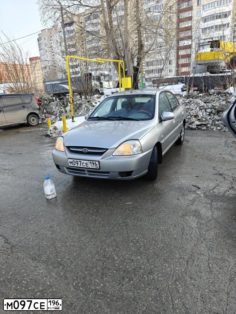 Фото автомобиля KIA RIO, 2005 — госномер М097СЕ196. Цвет: СВЕТЛО-СЕРЫЙ