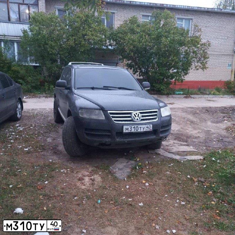 Фото автомобиля VOLKSWAGEN TOUAREG, 2004 — госномер М310ТУ40. Цвет: ЧЕРНЫЙ