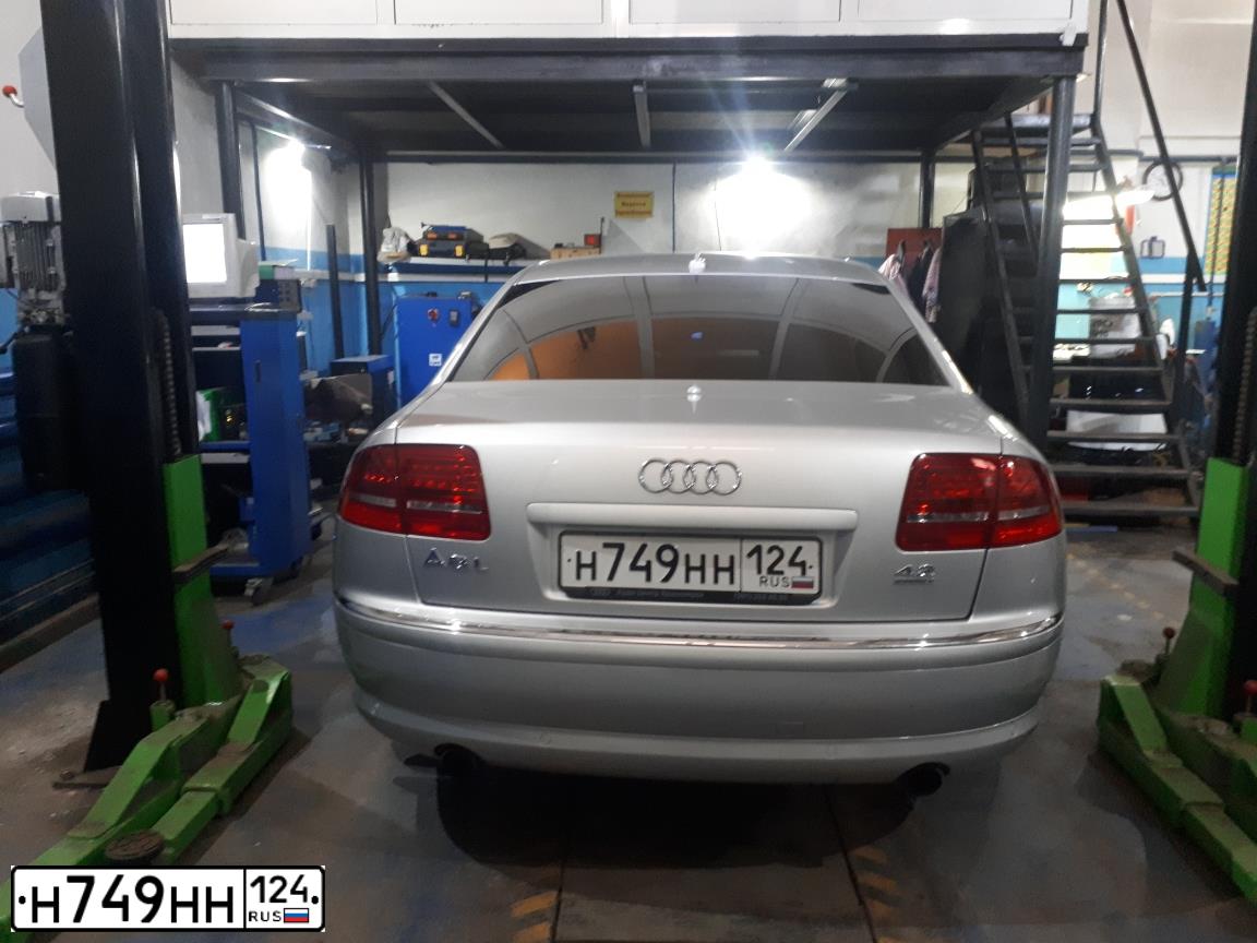 Фото автомобиля AUDI A8, 2008 — госномер А001ОО24. Цвет: Серый