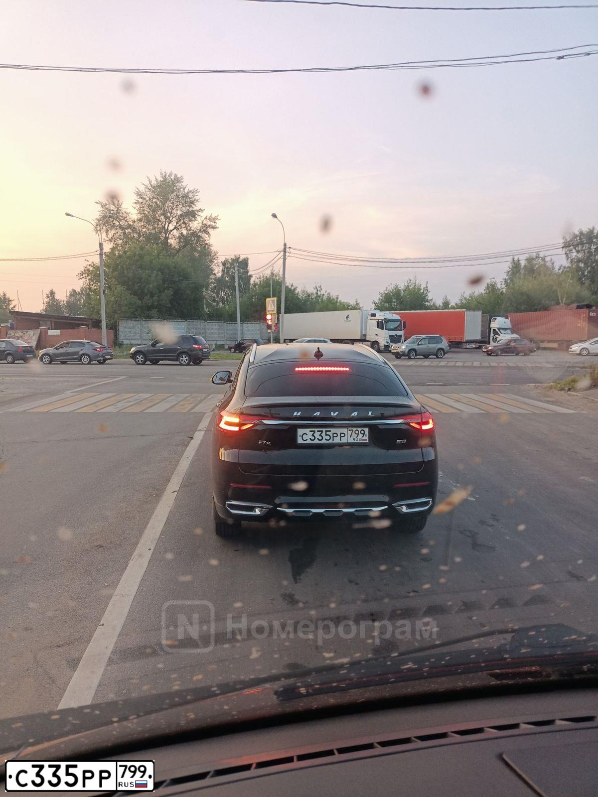 Фото автомобиля HAVAL ХАВАЛ F7X, 2022 — госномер С335РР799. Цвет: ЧЕРНЫЙ