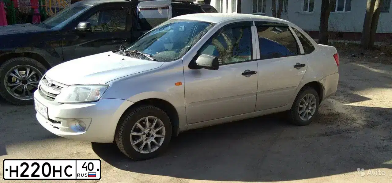 Фото автомобиля LADA 2190 GRANTA, 2012 — госномер Н220НС40. Цвет: Серебристый
