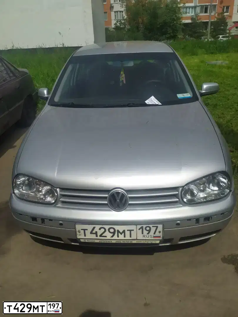 Фото автомобиля VOLKSWAGEN GOLF, 2002 — госномер С002РВ199. Цвет: СЕРЕБРИСТЫЙ