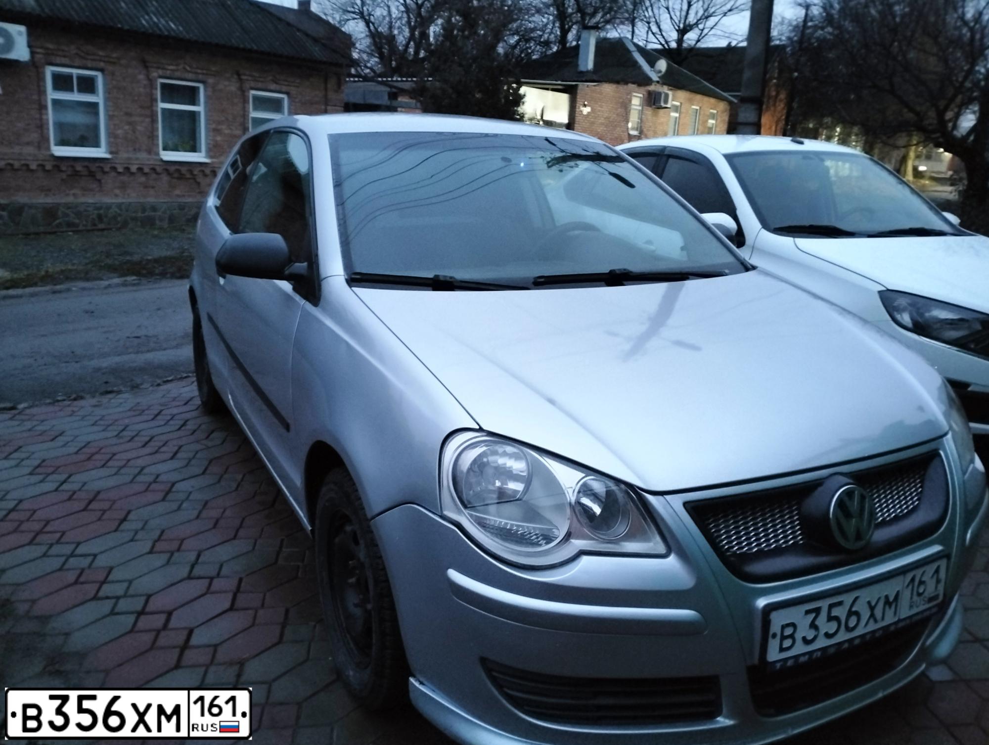 Фото автомобиля VOLKSWAGEN POLO, 2006 — госномер В356ХМ161. Цвет: Серебристый