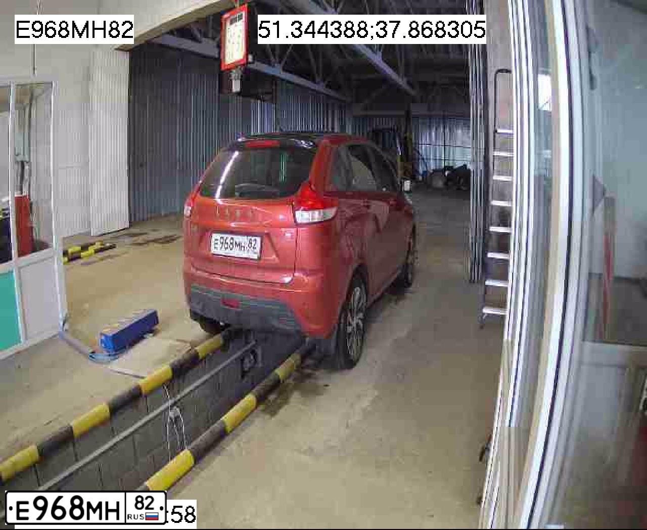Фото автомобиля LADA XRAY, 2016 — госномер Т189ОТ31. Цвет: КОМБИН: КРАСНЫЙ, ЧЕРНЫЙ