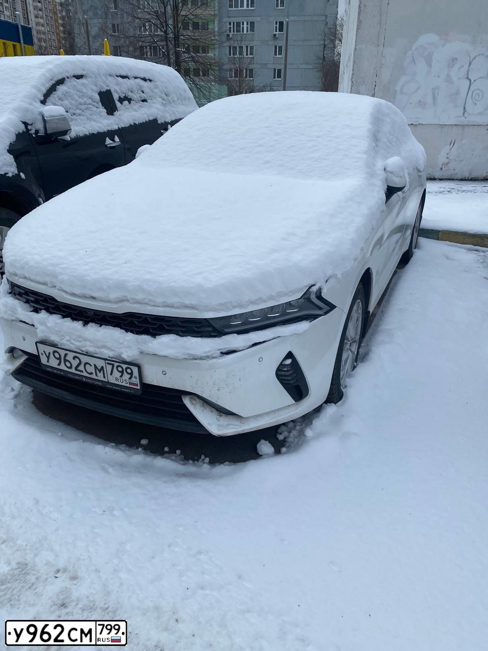 Фото автомобиля KIA K5, 2020 — госномер У962СМ799. Цвет: Белый