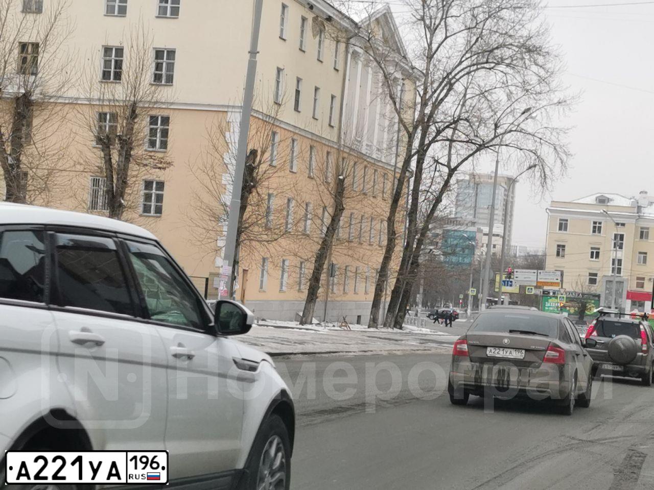 Фото автомобиля SKODA OCTAVIA, 2013 — госномер А221УА196. Цвет: Коричневый