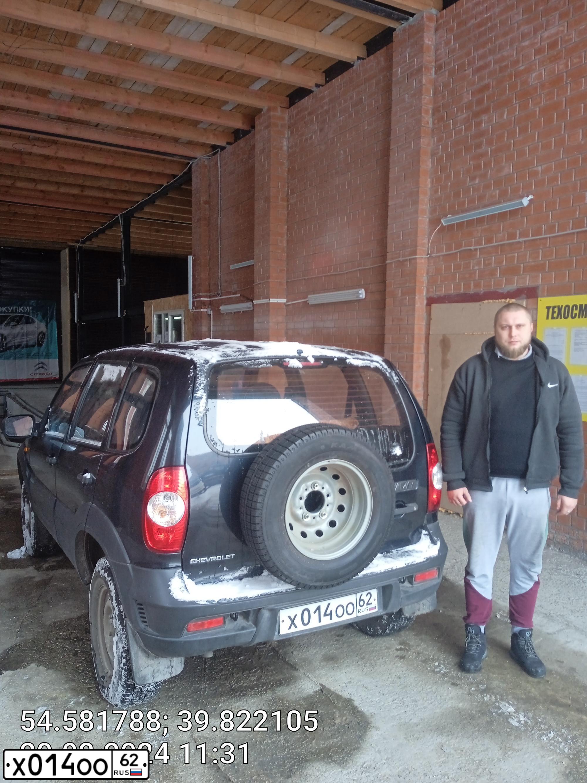 Фото автомобиля CHEVROLET NIVA, 2010 — госномер Х014ОО62. Цвет: ЧЕРНО-СИНИЙ-МЕТАЛЛИК