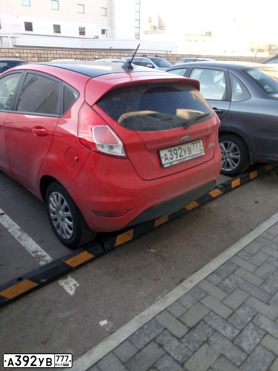 Фото автомобиля FORD FIESTA / ASPIRE, 2016 — госномер А392УВ777. Цвет: КРАСНЫЙ