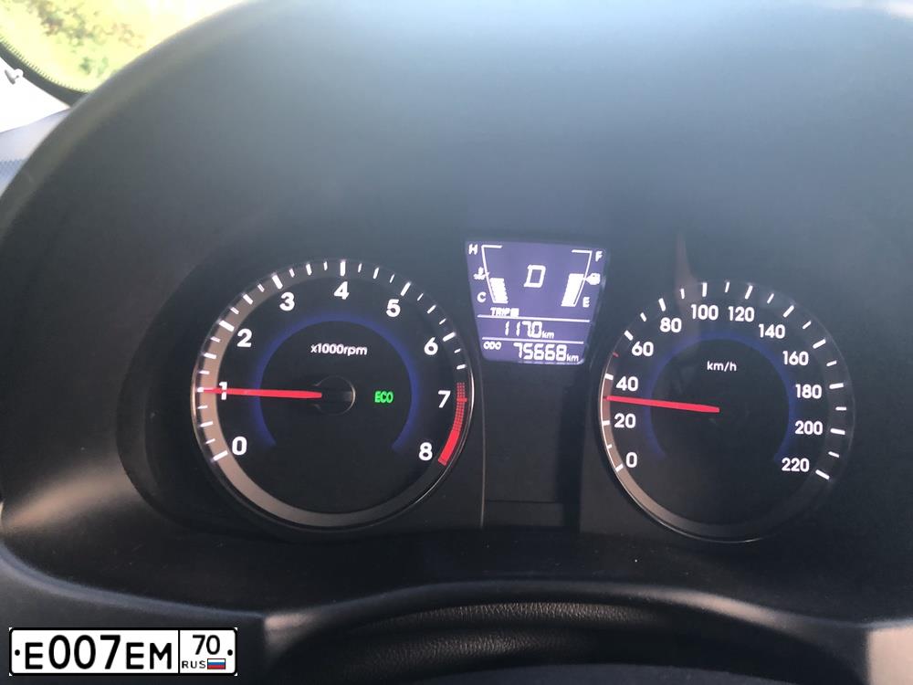 Фото автомобиля HYUNDAI SOLARIS, 2013 — госномер Е007ЕМ70. Цвет: ТЕМНО-СЕРЫЙ