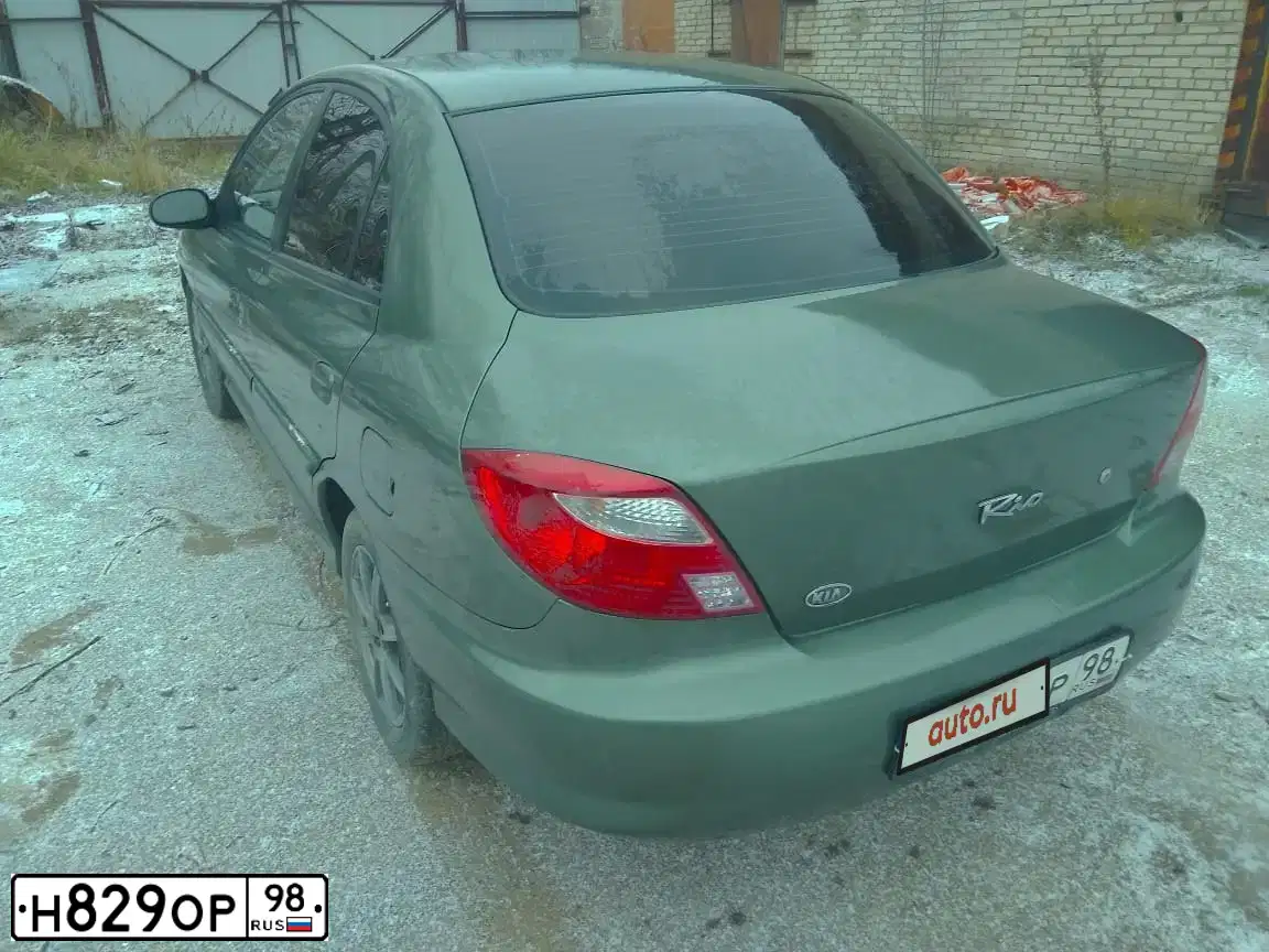 Фото автомобиля KIA RIO, 2000 — госномер Н829ОР98. Цвет: ЗЕЛЕНЫЙ