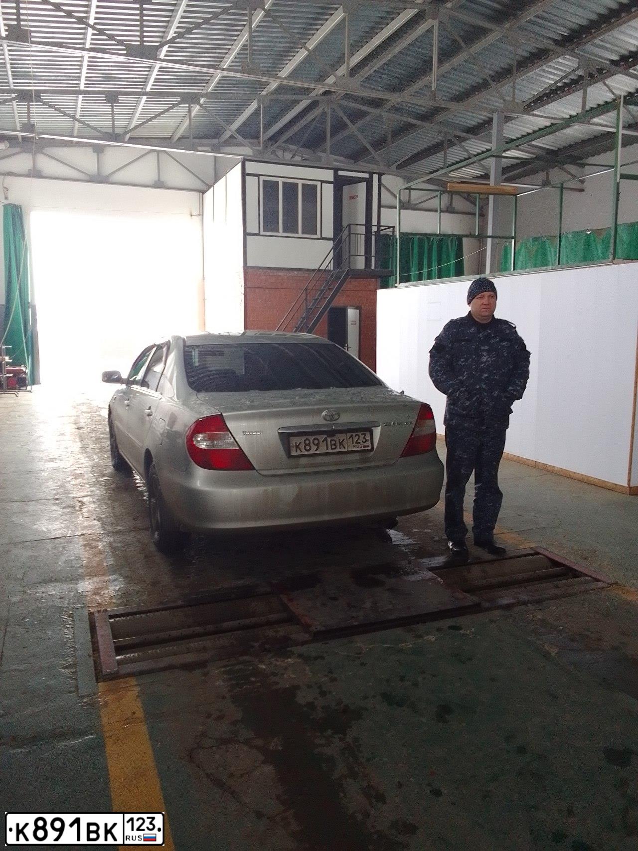 Фото автомобиля TOYOTA CAMRY, 2003 — госномер Н020ЕО15. Цвет: Серебристый