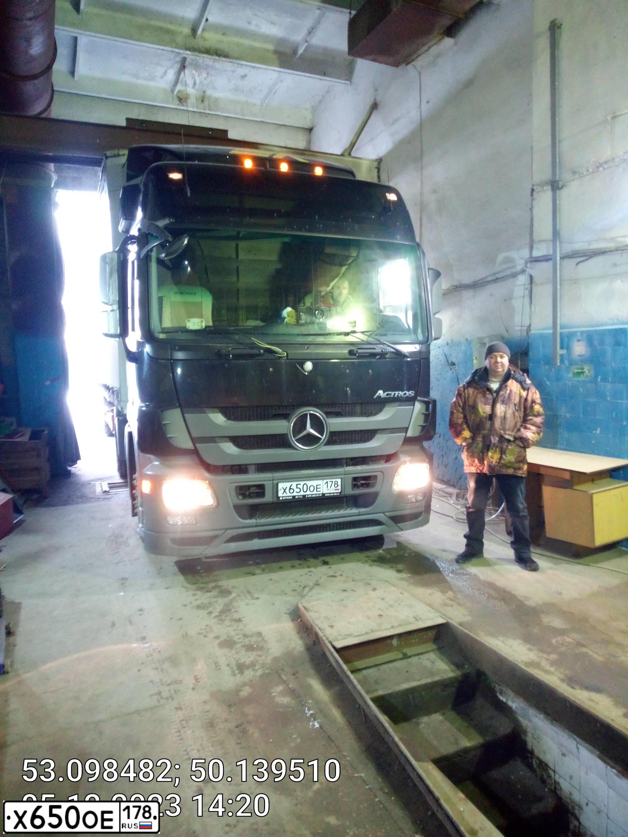 Фото автомобиля MERCEDES ACTROS, 2017 — госномер Х650ОЕ178. Цвет: ЧЕРНЫЙ