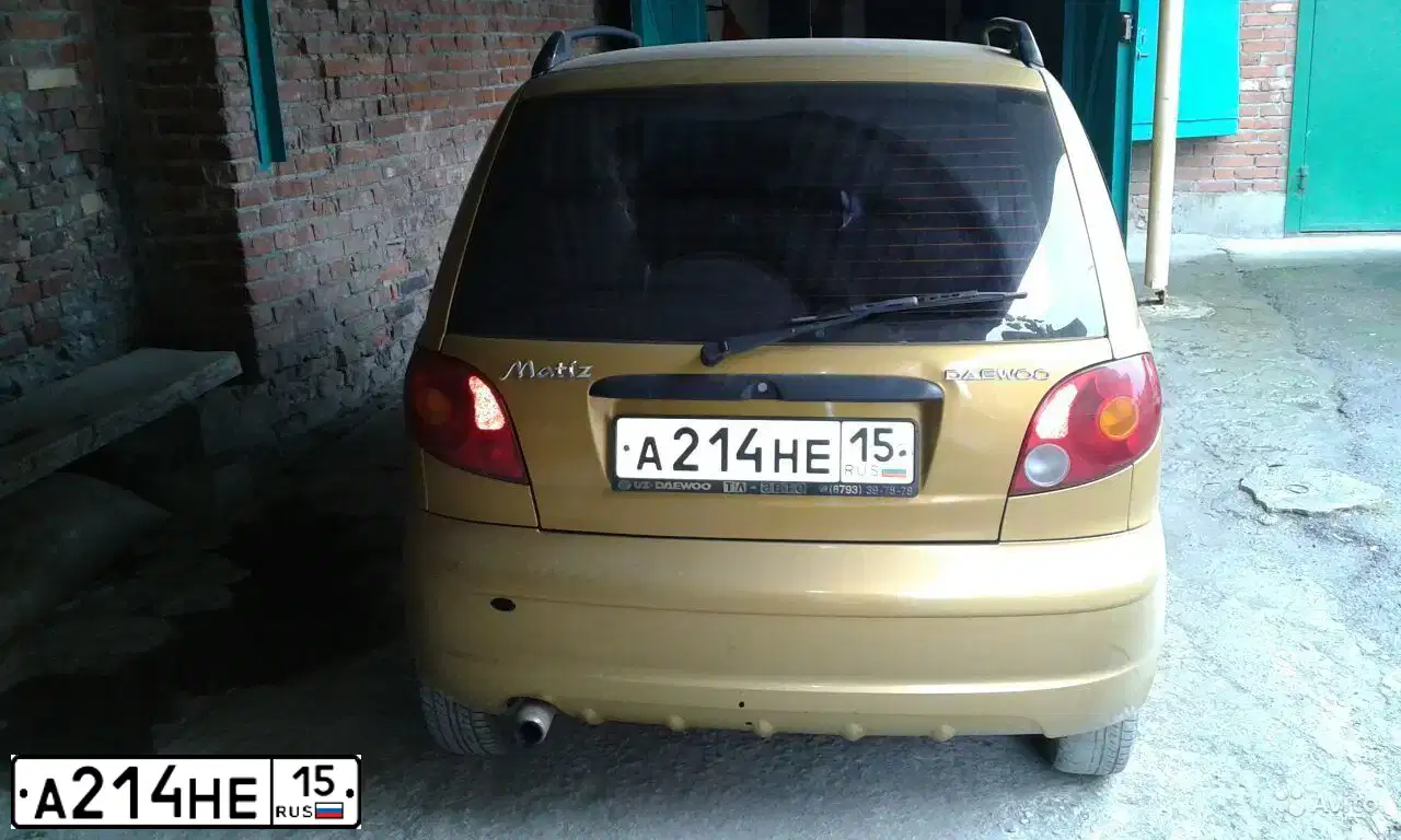 Фото автомобиля DAEWOO MATIZ, 2002 — госномер А214НЕ15. Цвет: ЗОЛОТИСТО-ЖЕЛТЫЙ