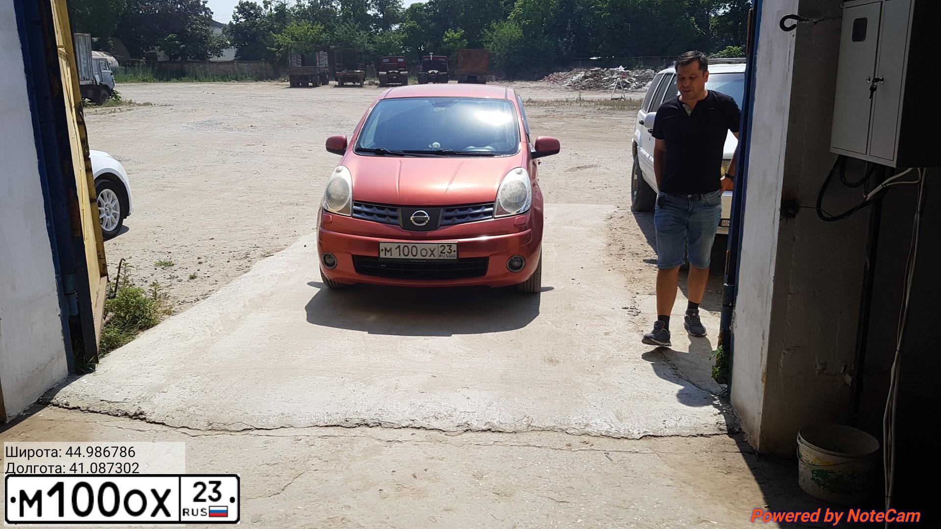 Фото автомобиля NISSAN NOTE, 2008 — госномер М100ОХ23. Цвет: ОРАНЖЕВЫЙ