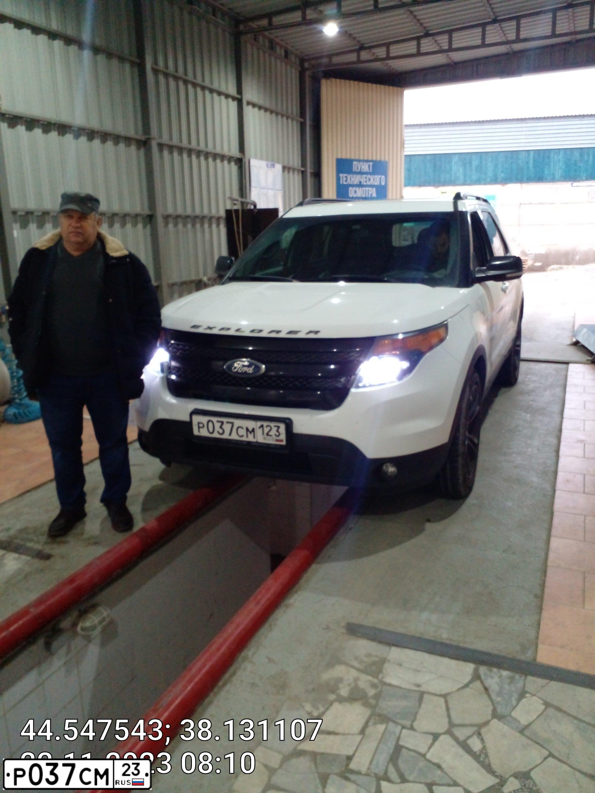 Фото автомобиля FORD EXPLORER, 2014 — госномер Р037СМ123. Цвет: БЕЛЫЙ
