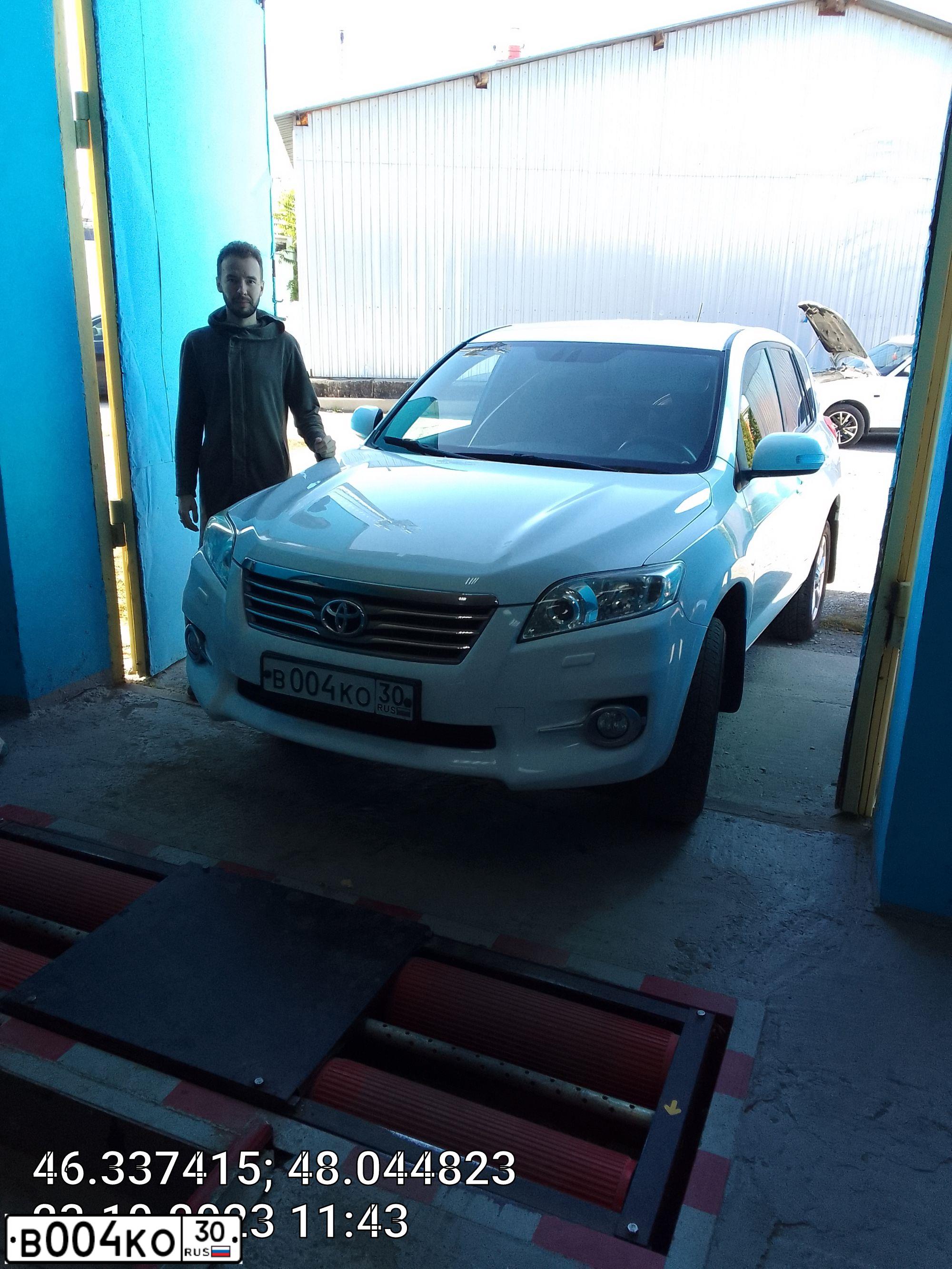 Фото автомобиля TOYOTA RAV4, 2011 — госномер В004КО30. Цвет: Белый