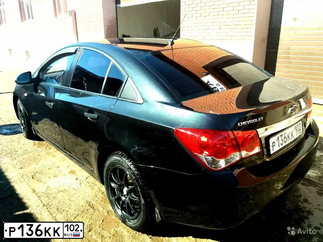 Фото автомобиля CHEVROLET CRUZE, 2011 — госномер Р136КК102. Цвет: ЧЕРНЫЙ МЕТАЛЛИК