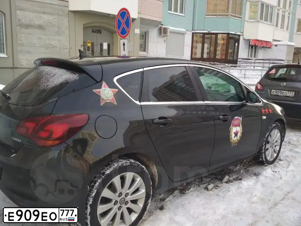 Фото автомобиля NISSAN QASHQAI, 2013 — госномер Е909ЕО777. Цвет: Серый
