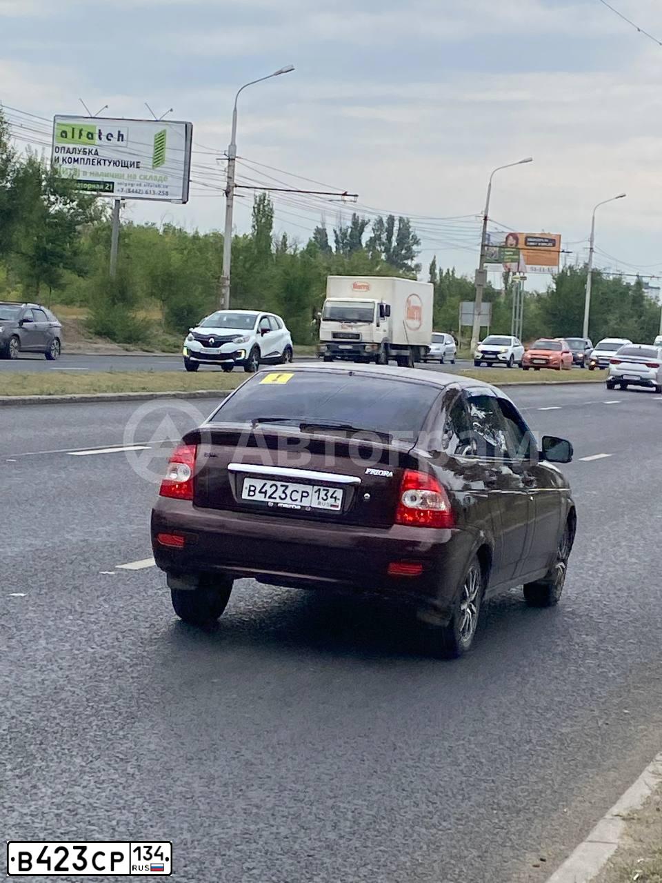 Фото автомобиля LADA 2172 PRIORA, 2011 — госномер В423СР134. Цвет: ТЕМНО-ВИШНЕВЫЙ