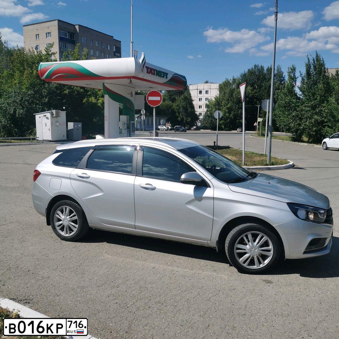 Фото автомобиля LADA VESTA, 2018 — госномер У198СВ716. Цвет: Серебристый