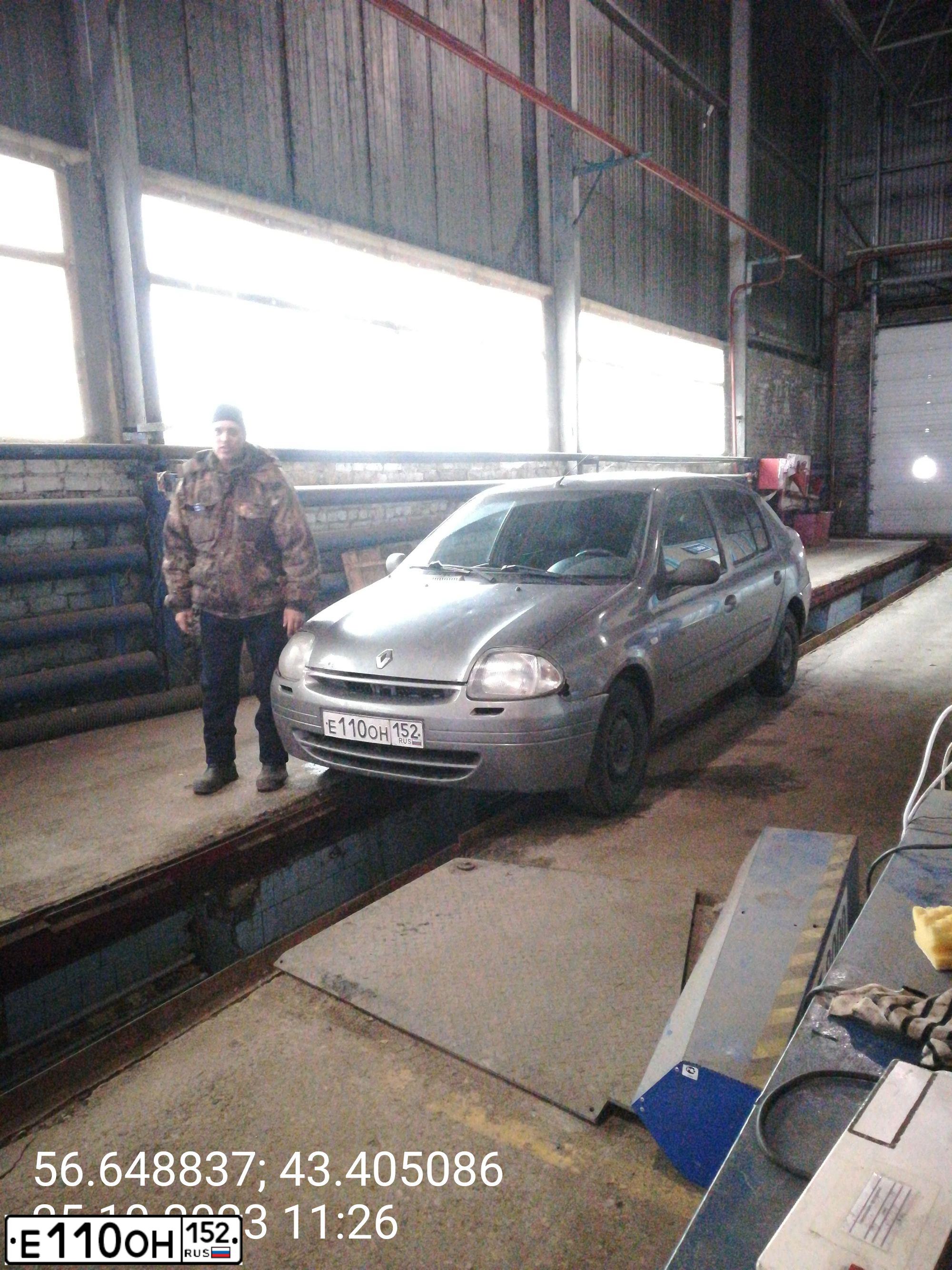 Фото автомобиля RENAULT CLIO, 2001 — госномер Х369ОВ152. Цвет: ТЕМНО-СЕРЫЙ