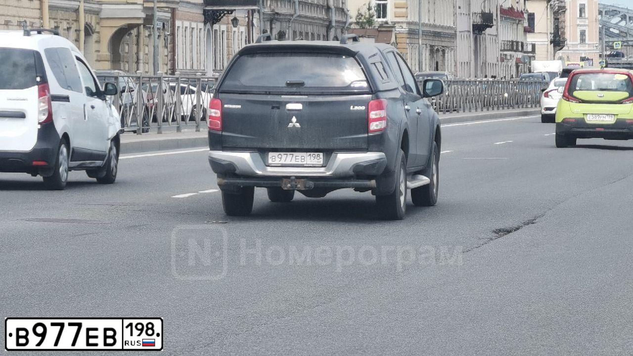 Фото автомобиля MITSUBISHI L 200, 2018 — госномер В977ЕВ198. Цвет: ЧЕРНЫЙ