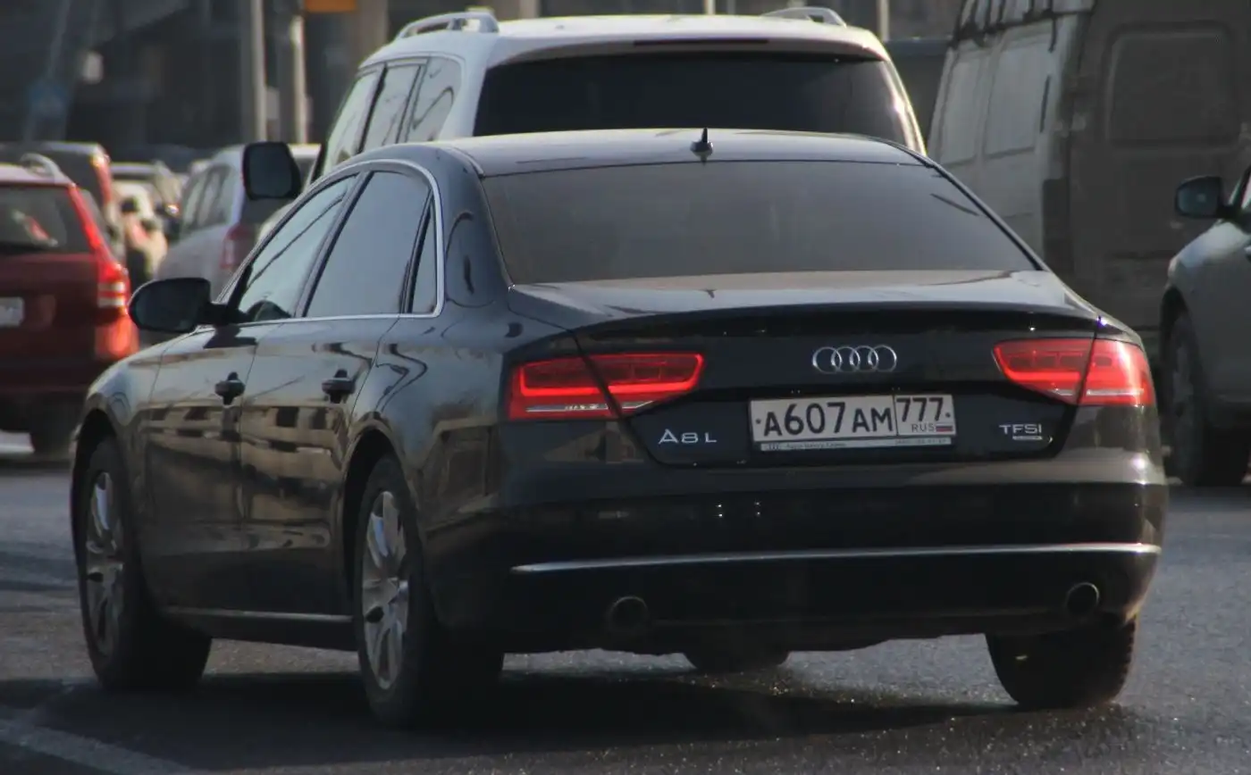 Фото автомобиля AUDI A8, 2013 — госномер С893ОУ777. Цвет: ЧЕРНЫЙ