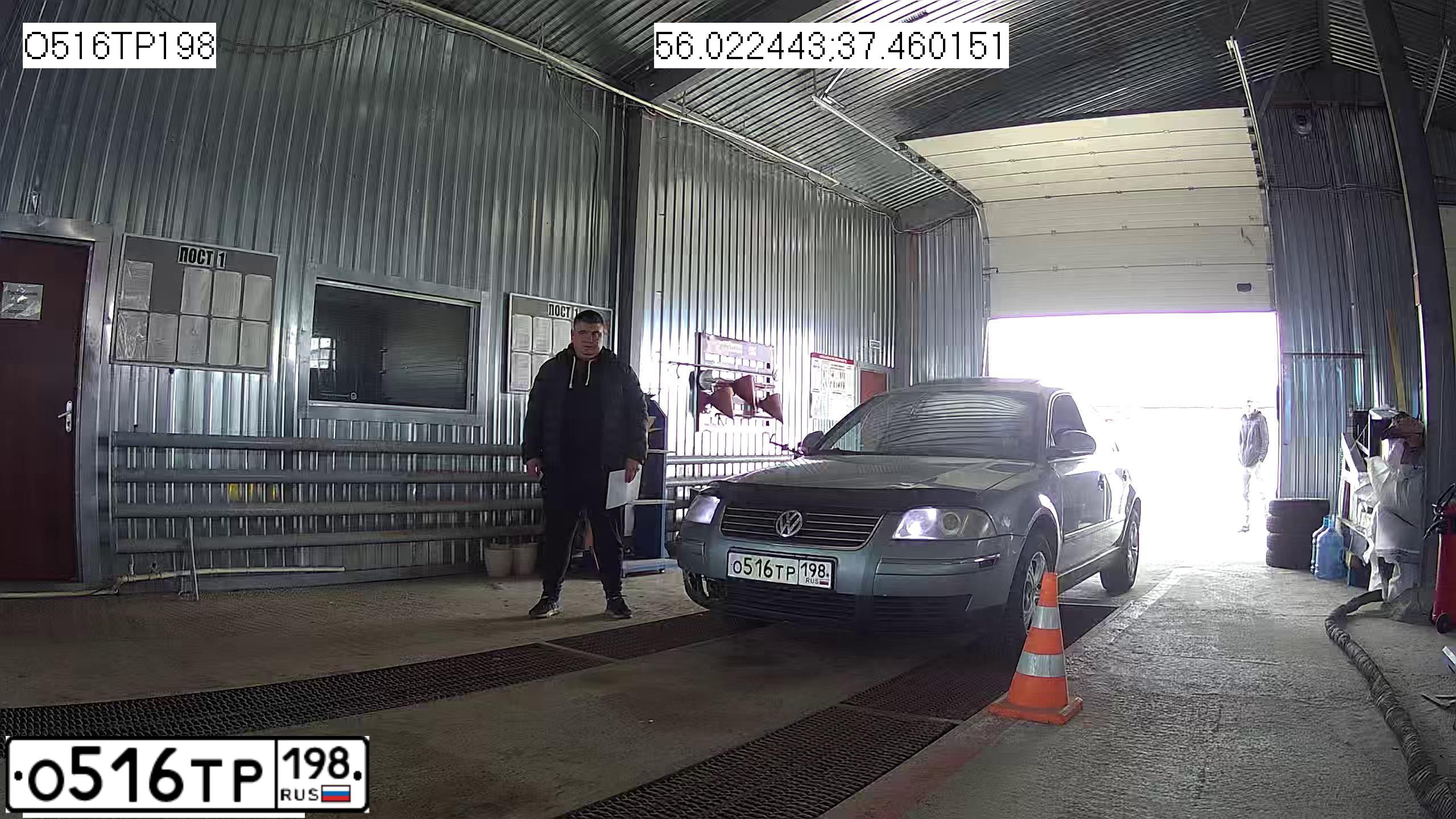 Фото автомобиля VOLKSWAGEN PASSAT, 2004 — госномер С671ХЕ198. Цвет: СЕРО-ЗЕЛЕНЫЙ
