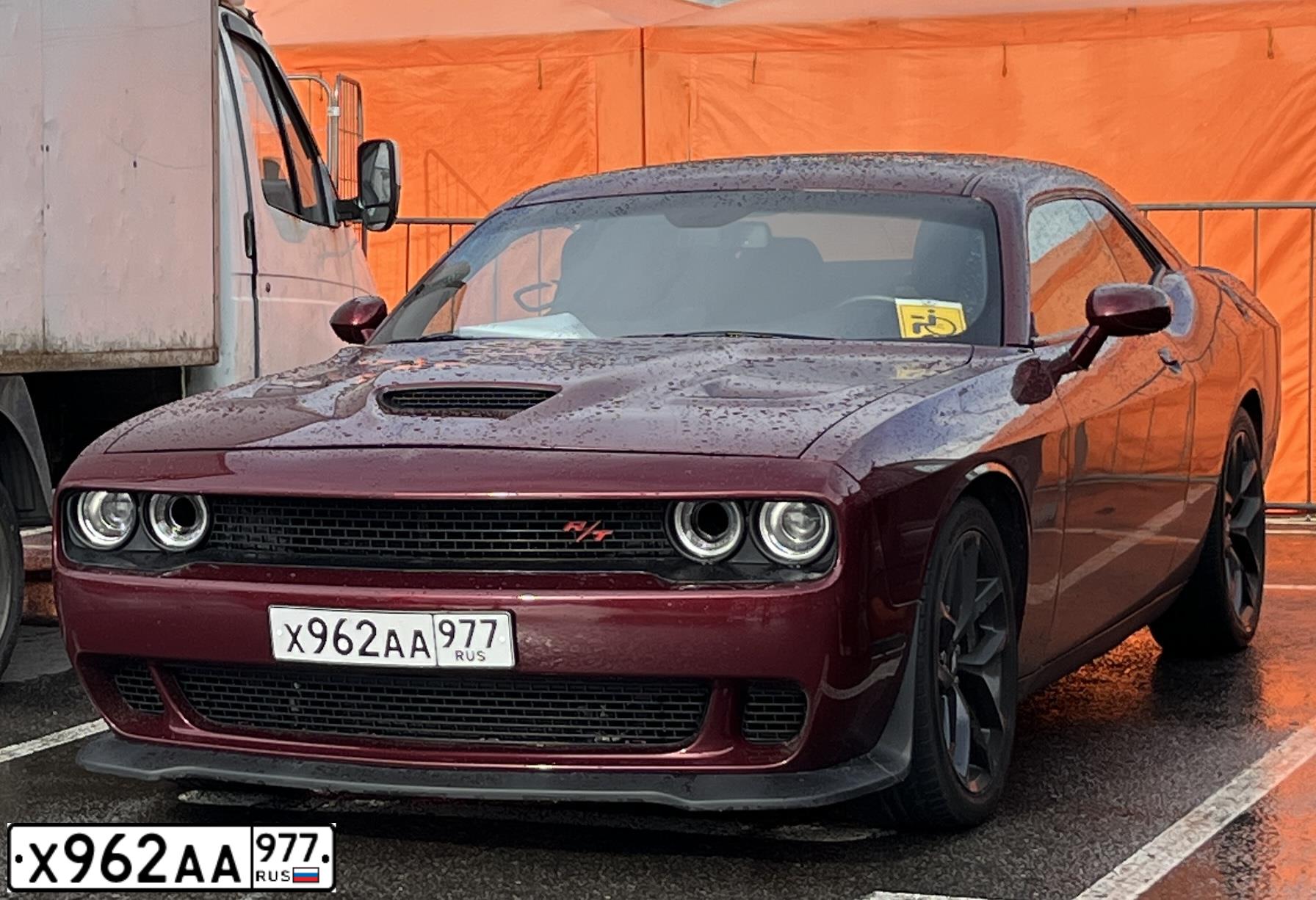 Фото автомобиля DODGE CHALLENGER, 2020 — госномер Х962АА977. Цвет: Красный