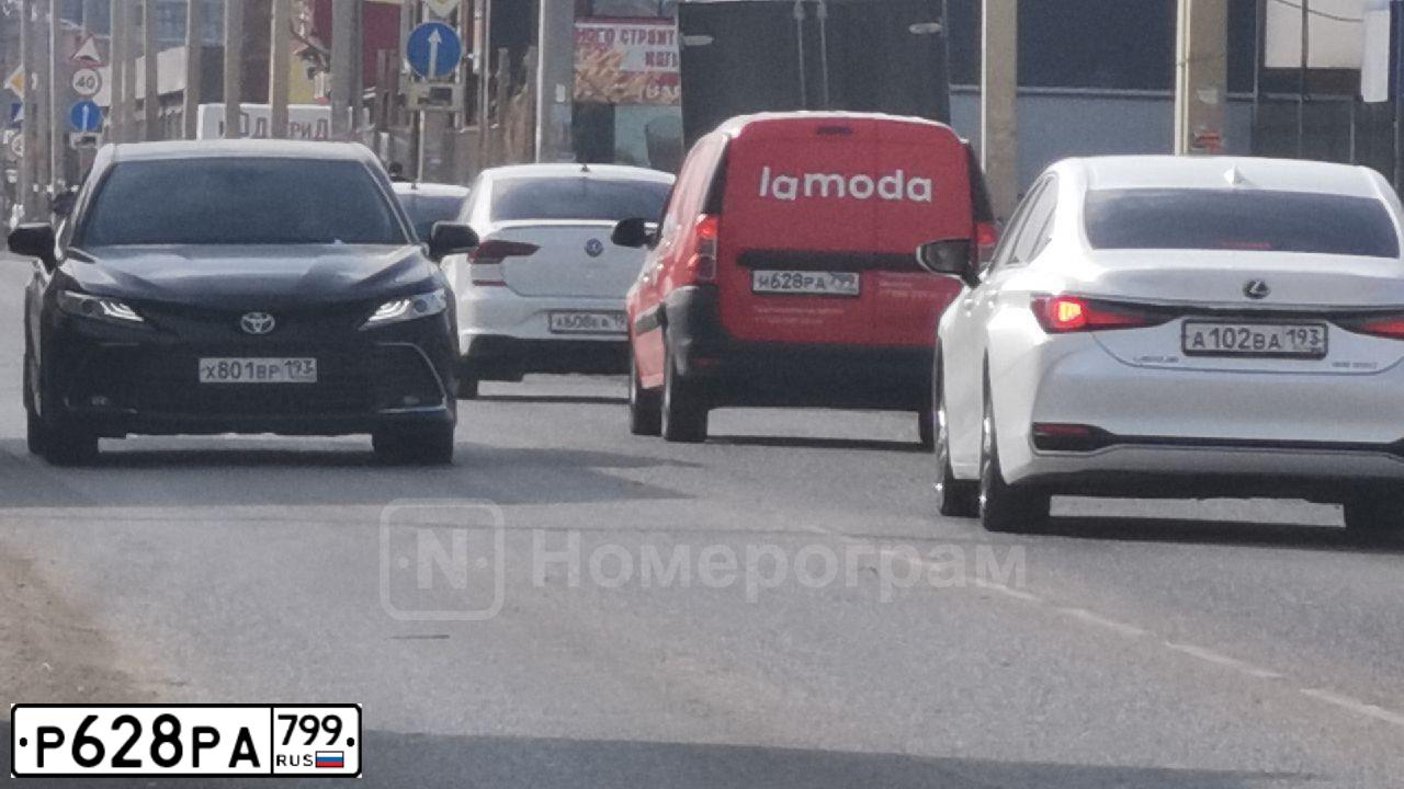 Фото автомобиля HYUNDAI SANTA FE, 2006 — госномер А585КС77. Цвет: ТЕМНО-ВИШНЕВЫЙ