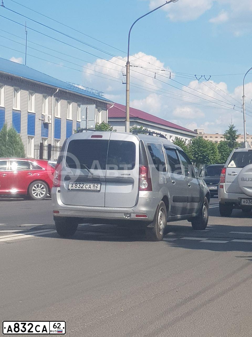 Фото автомобиля LADA LARGUS, 2014 — госномер А832СА62. Цвет: Серебристый