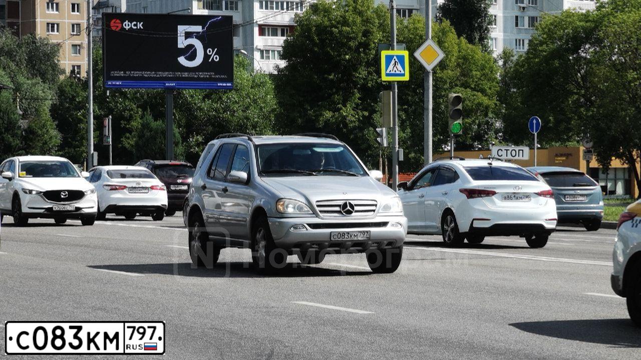 Фото автомобиля MERCEDES M-KLASSE, 2004 — госномер С083КМ797. Цвет: Серебристый