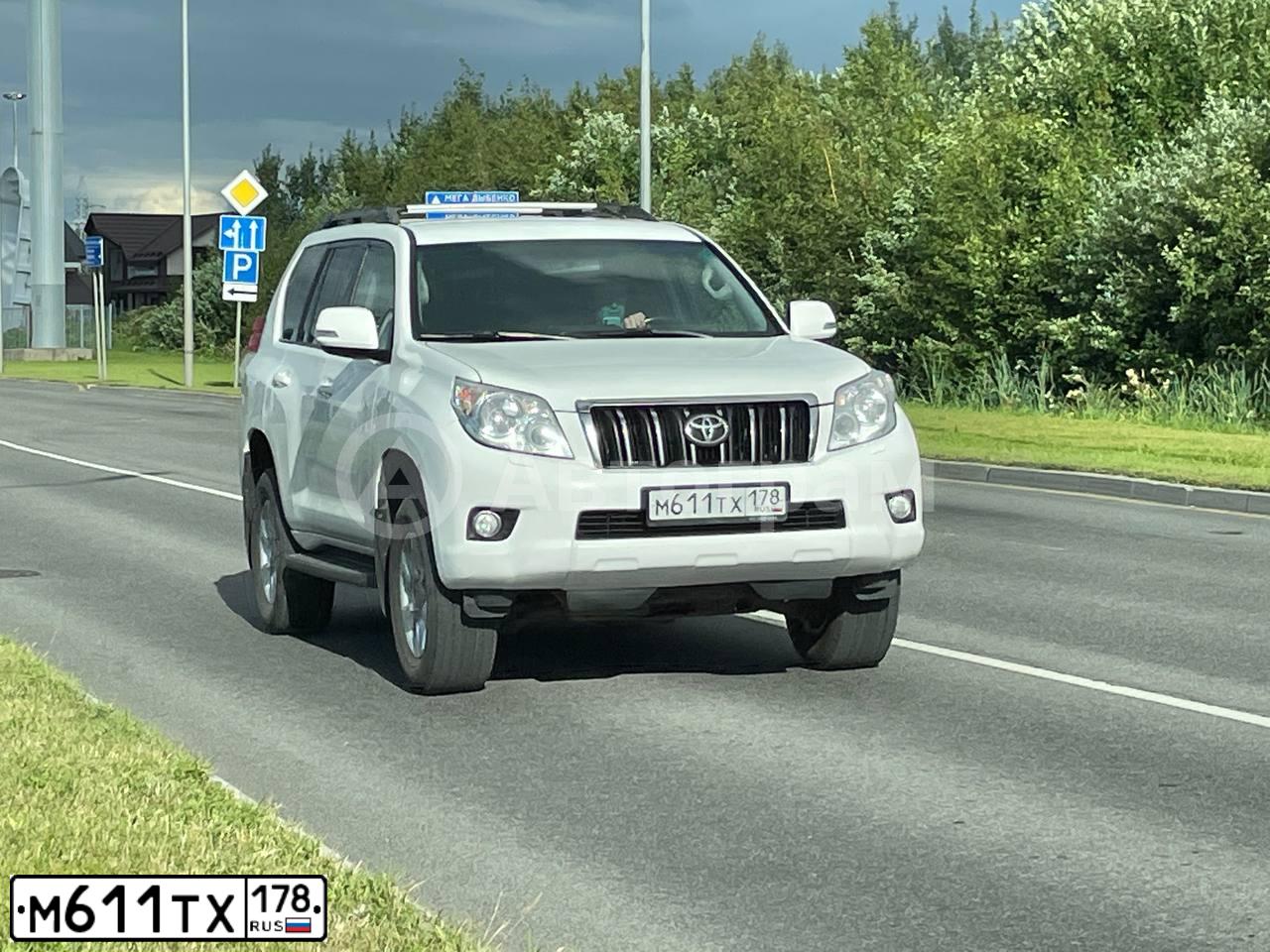 Фото автомобиля TOYOTA LANDCRUISER, 2012 — госномер М611ТХ178. Цвет: Белый