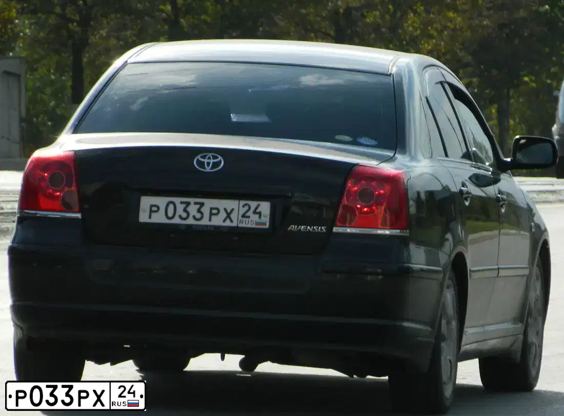 Фото автомобиля TOYOTA AVENSIS, 2005 — госномер Р033РХ24