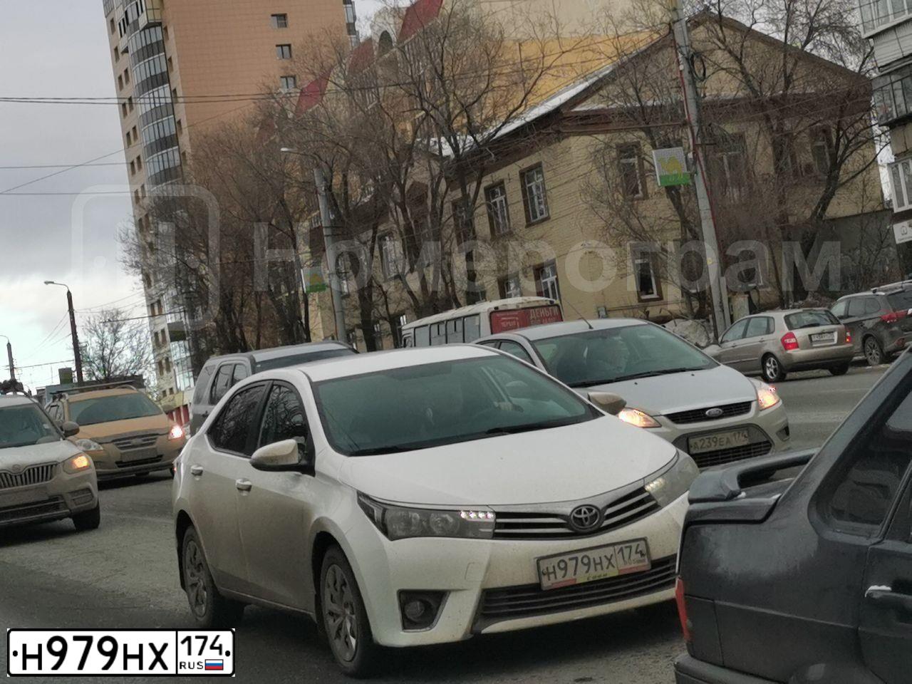 Фото автомобиля TOYOTA COROLLA, 2014 — госномер Е105УС174. Цвет: Белый
