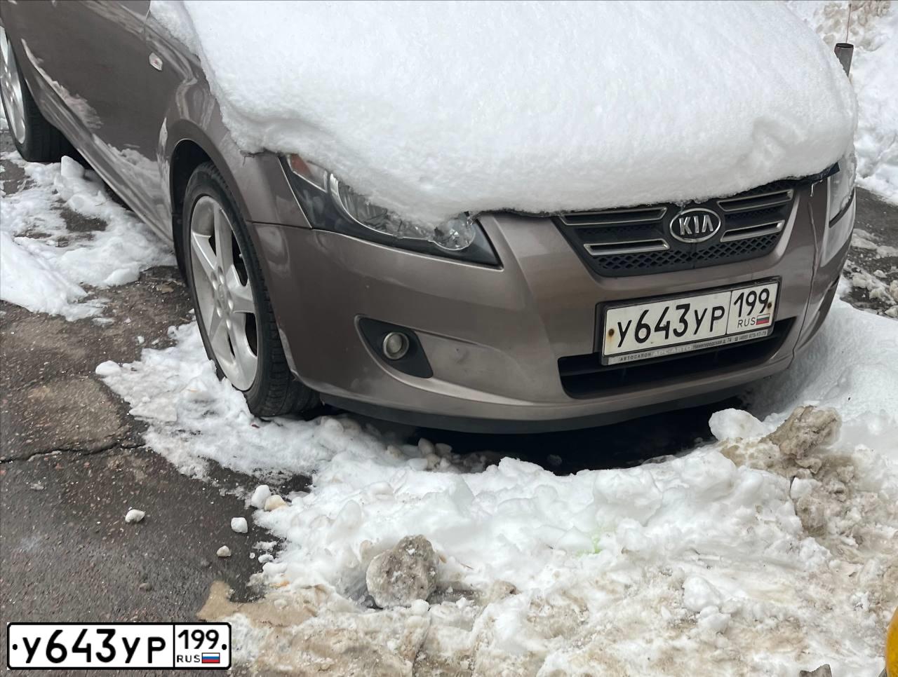 Фото автомобиля KIA CEE'D, 2009 — госномер У643УР199. Цвет: БЕЖЕВЫЙ